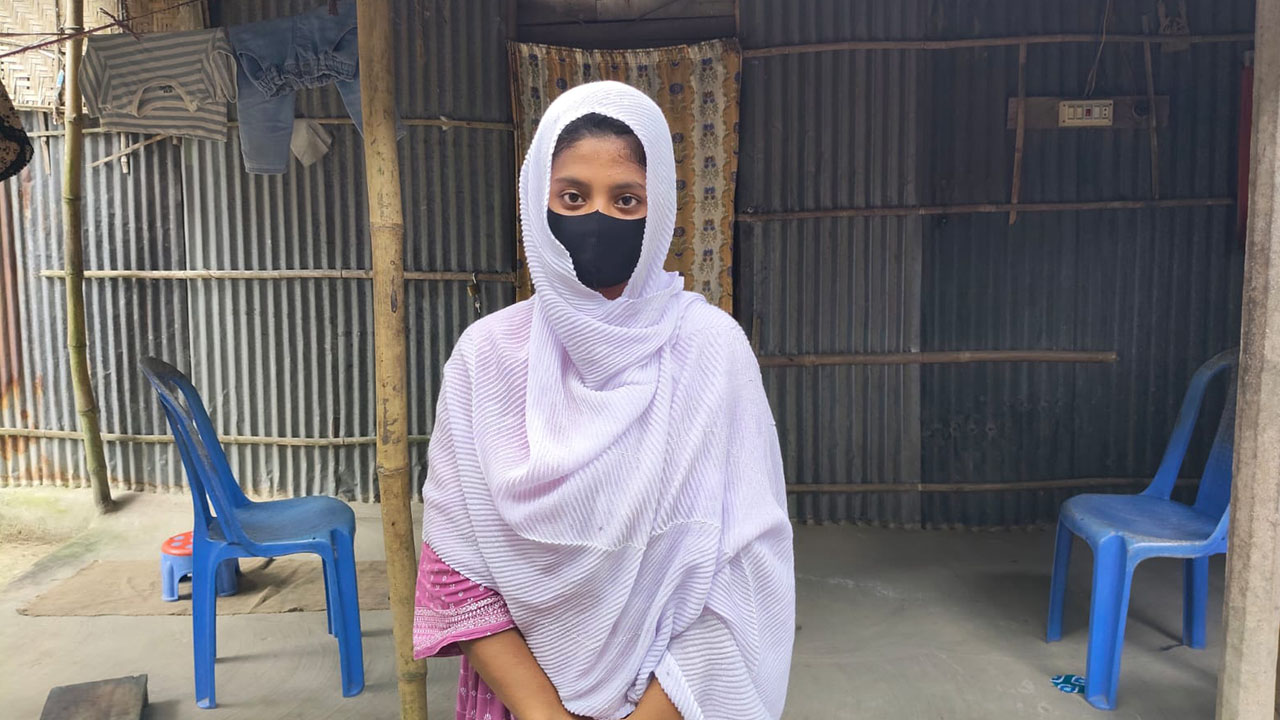 নিজ বাড়িতে সাদিয়া আফরিন। ছবি : সংগৃহীত