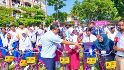 জাইমা রহমানের জন্মদিনে ৫৪৮ ছাত্রীকে বাইসাইকেল দিলেন শাহে আলম