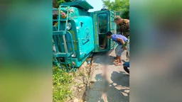 সাজেকে উল্টে গেল চাঁদের গাড়ি, আহত ৭ পর্যটক 