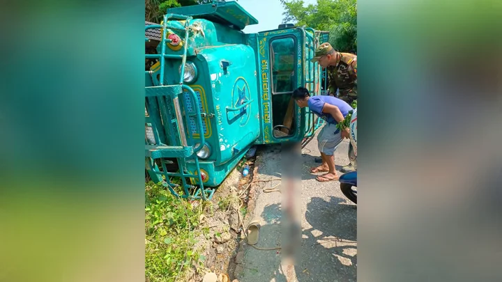 সাজেকে উল্টে গেল চাঁদের গাড়ি, আহত ৭ পর্যটক 