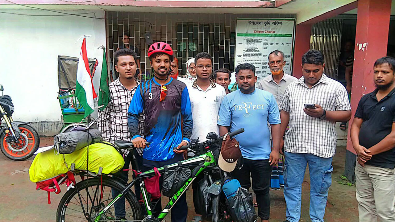 এলাবাসীর সঙ্গে সজিব তালুকদার। ছবি : এশিয়া পোস্ট