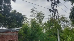 ছাদ ছুঁইছুঁই ৩৩ হাজার ভোল্টের তার, মৃত্যুঝুঁকিতে দুই শতাধিক পরিবার