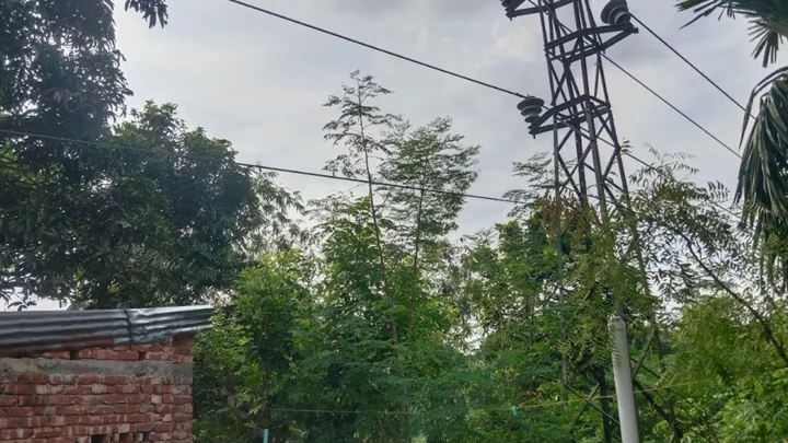 ছাদ ছুঁইছুঁই ৩৩ হাজার ভোল্টের তার, মৃত্যুঝুঁকিতে দুই শতাধিক পরিবার