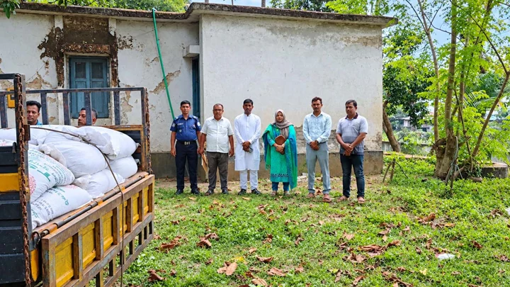 কালীগঞ্জে ৪০ বস্তা ভেজাল টিএসপি সার জব্দ