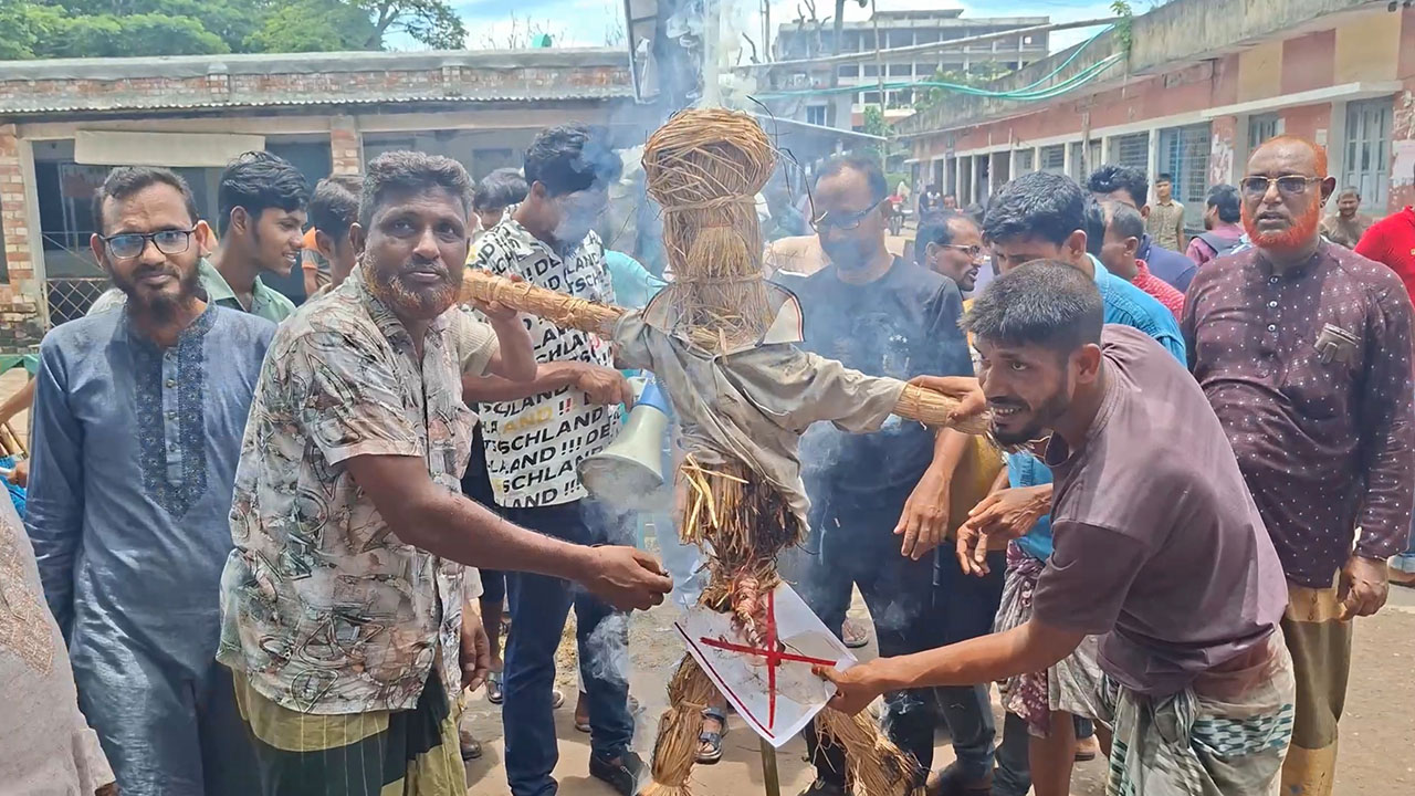 শ্যামনগরে এমপি গাজী নজরুলের কুশপুত্তলিকা দাহ, পদত্যাগ দাবি
