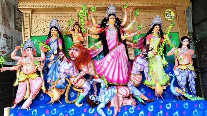 মাটি-খড় নয়, সাড়ে ৫ হাজার ককশিটে দুর্গাপ্রতিমা