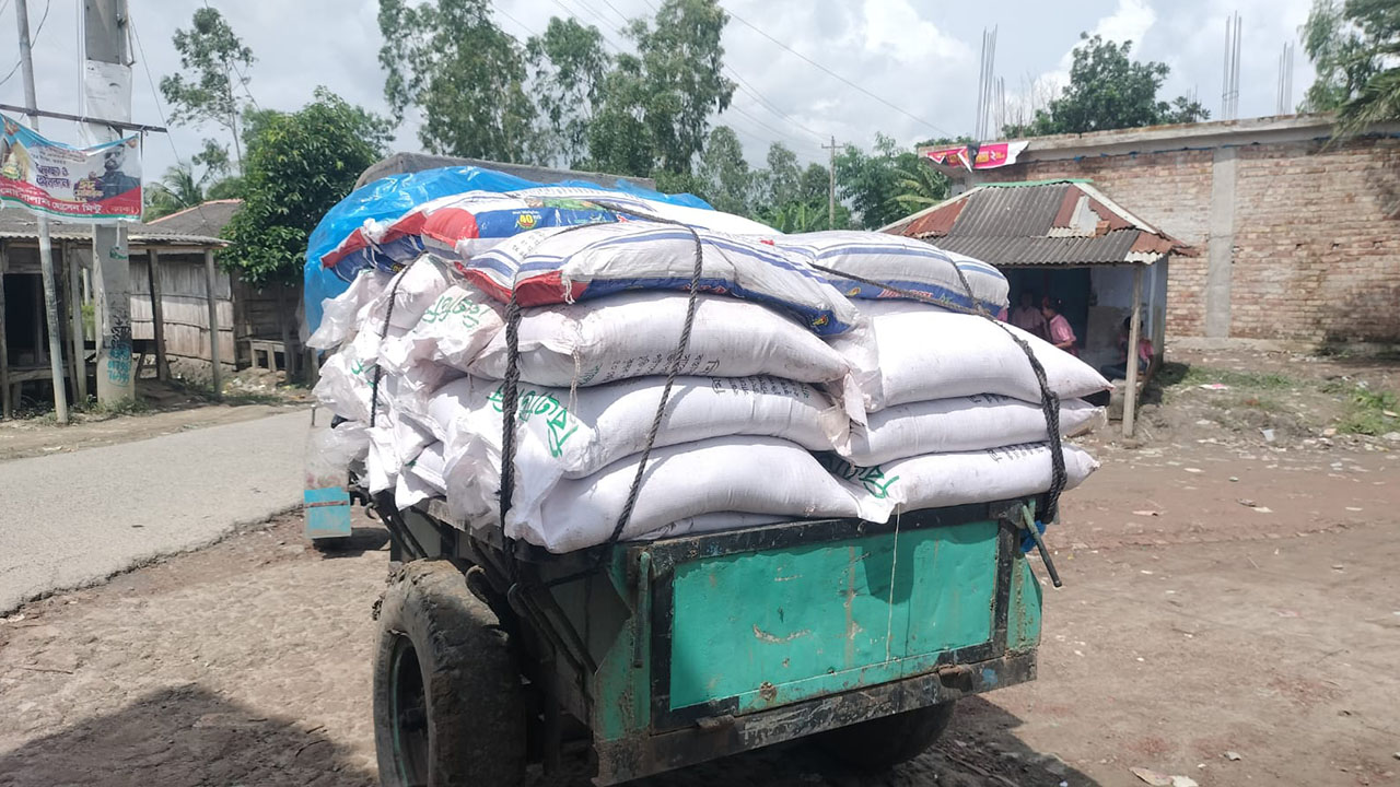 পাচারের সময় ৫৭ বস্তা সরকারি সার জব্দ