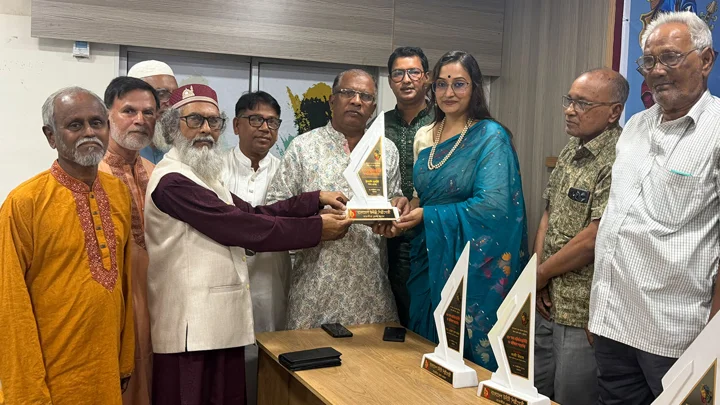 সাতক্ষীরায় উদীচীর প্রতিষ্ঠাবার্ষিকীতে ৬ গুণীজনকে সংবর্ধনা
