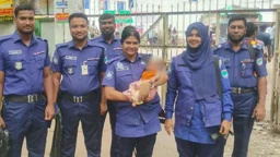 মা পরীক্ষার হলে, বাইরে কোলের শিশুর দায়িত্বে পুলিশ