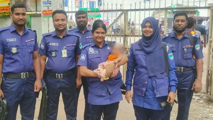 মা পরীক্ষার হলে, বাইরে কোলের শিশুর দায়িত্বে পুলিশ