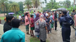 নর্দমায় পড়ে ছিল নারীর মরদেহ, পাশে স্মার্টফোন ও ব্যাগ
