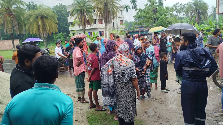 নর্দমায় পড়ে ছিল নারীর মরদেহ, পাশে স্মার্টফোন ও ব্যাগ