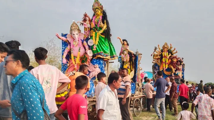 দুই বাংলার মিলনমেলা ছাড়াই ইছামতীতে প্রতিমা বিসর্জন