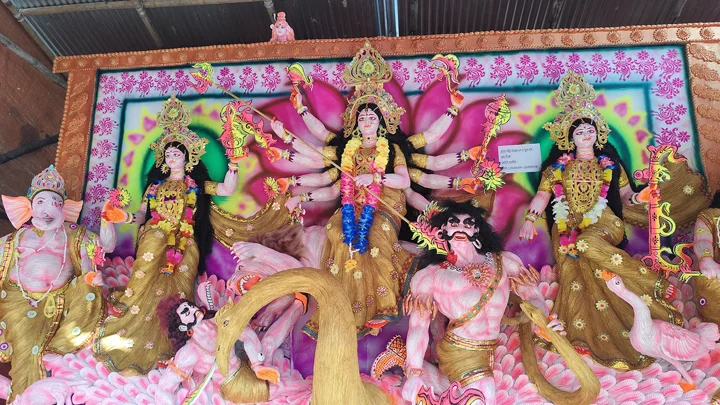 পাঁচ মণ পাটের আঁশে দুর্গাপ্রতিমা, খরচ দেড় লাখ টাকা