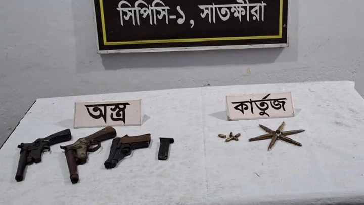 সাতক্ষীরায় র্যাবের অভিযানে তিনটি অস্ত্র ও গুলি উদ্ধার, গ্রেপ্তার ১