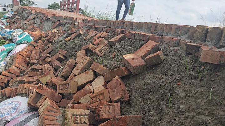 উদ্বোধনের আগেই ধসে পড়ল ৪ কোটি টাকার সড়ক