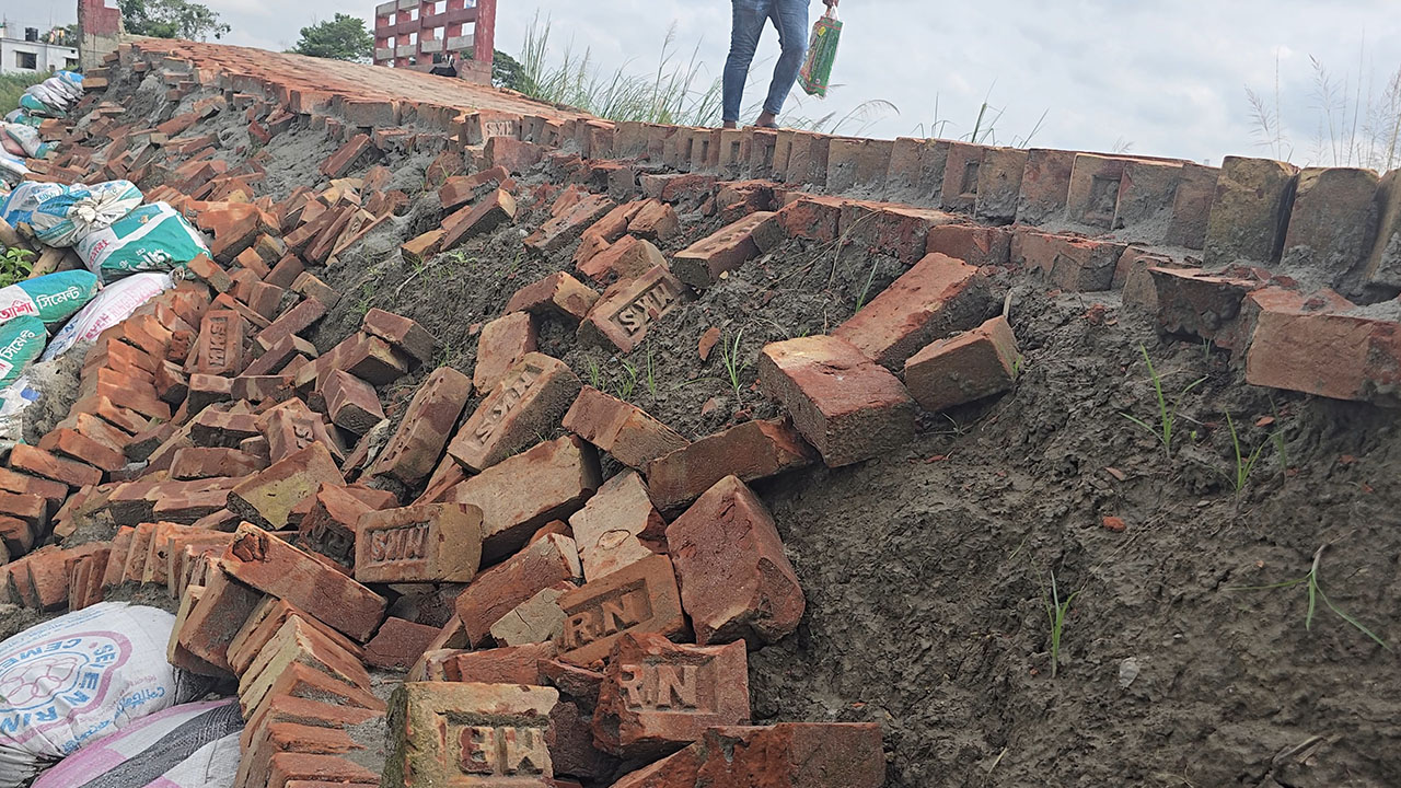 উদ্বোধনের আগেই ধসে পড়ল ৪ কোটি টাকার সড়ক