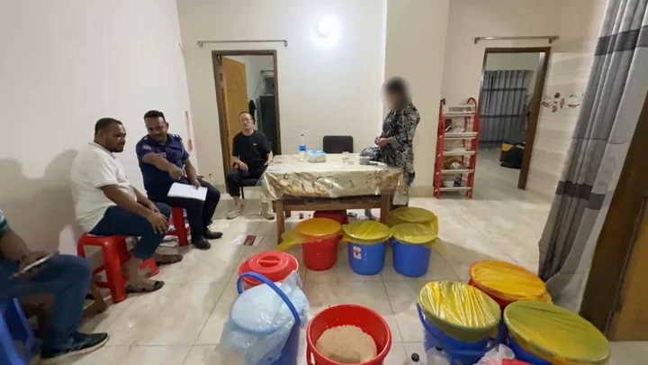 বিরোধ মেটাতে গিয়ে মদের কারখানার সন্ধান, নারীসহ চীনা নাগরিক গ্রেপ্তার