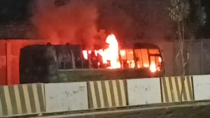 সাভারে মহাসড়কে দাঁড়িয়ে থাকা বাসে আগুন