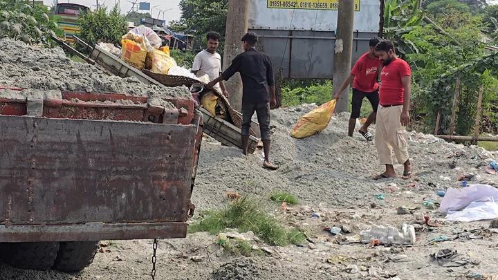 প্রধানমন্ত্রী আসবেন, তাই বালু দিয়ে ঢাকা হলো ভাগাড়