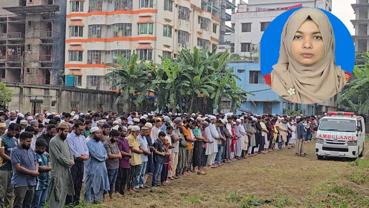স্কুলশিক্ষিকা মুক্তার জানাজা সম্পন্ন, দাফন হবে দাদার কবরের পাশে