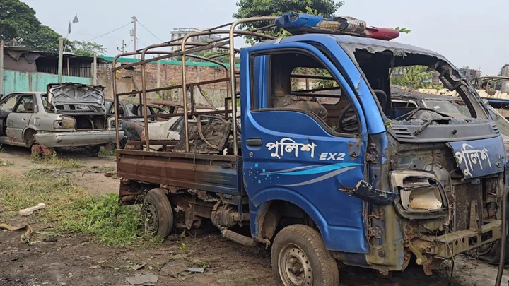 আশুলিয়ায় ৬ জনকে পুড়িয়ে হত্যা: উচ্ছেদ অভিযানে মিলল সেই পুলিশভ্যান