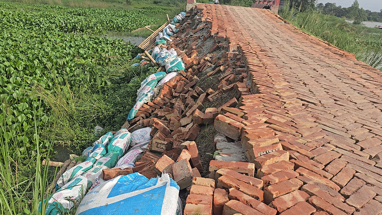 ধসে যাওয়া সড়ক। ছবি : এশিয়া পোস্ট