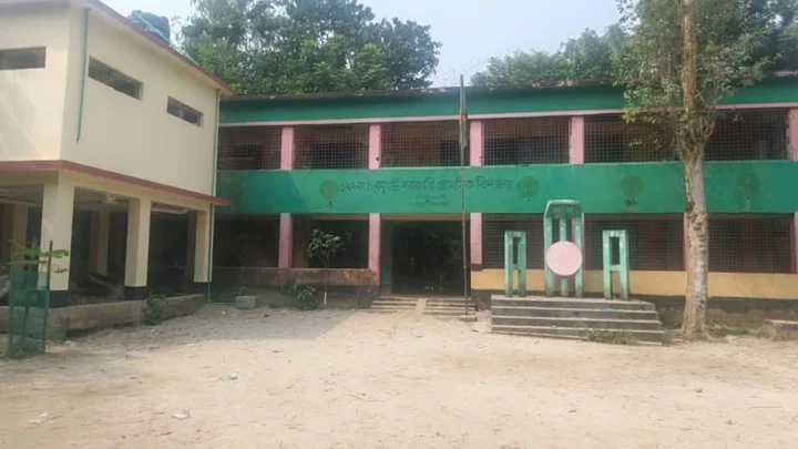 শিক্ষার্থী দিয়ে পাঠদান: ৩ শিক্ষককে কারণ দর্শানোর নোটিশ