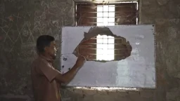 ৫০০ শিক্ষার্থীর বিদ্যালয়ে ভাঙা বোর্ডে পাঠদান, খসে পড়ছে পলেস্তারা