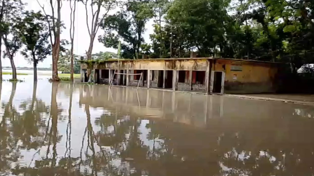বছরের প্রায় ছয় মাস পানিবন্দি থাকে ইসলামপুর সরকারি প্রাথমিক বিদ্যালয়। ছবি : এশিয়া পোস্ট