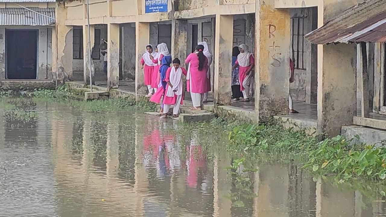 ভবানীপুর আদর্শ মাধ্যমিক বিদ্যালয়ের মাঠে জোয়ারের সময় নদীর পানি মাঠে উঠে আসে এবং ঢেউ আছড়ে পড়ে ভবনের কাছাকাছি। ছবি : এশিয়া পোস্ট