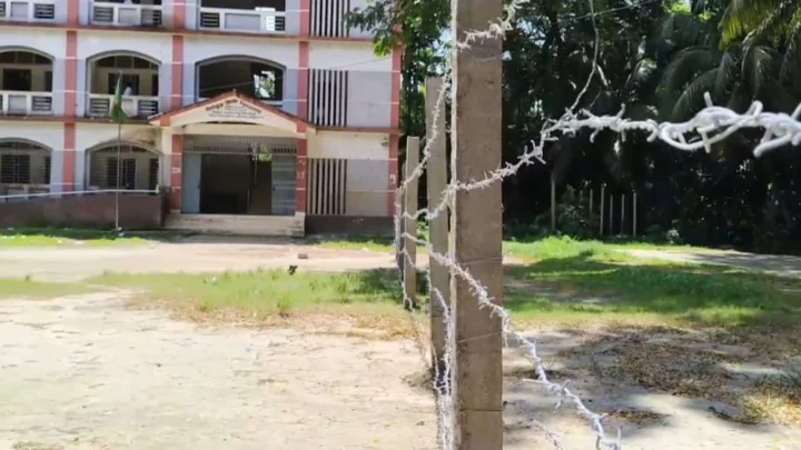 জমির বিরোধে স্কুল মাঠে তারকাঁটার বেড়া