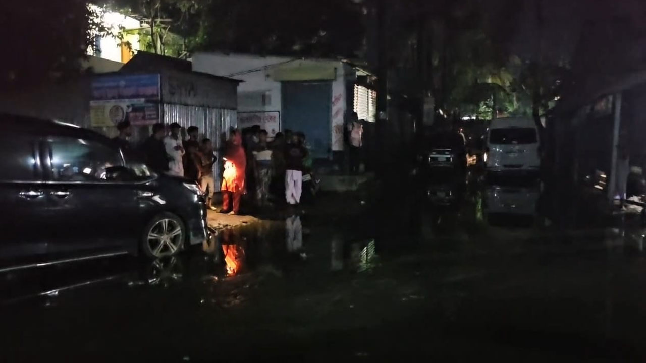 সাভারে ৪ তলা ভবন ঘিরে রেখেছে সিটিটিসি ও পুলিশ, ককটেল উদ্ধার