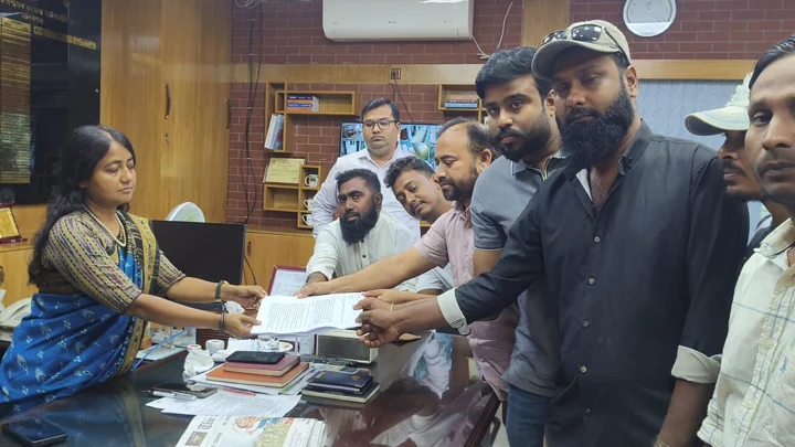 সেলফী পরিবহনের রুট পারমিট বাতিল না হলে অবরোধের হুঁশিয়ারি