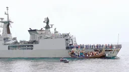 অবৈধভাবে মালয়েশিয়া যাওয়ার পথে ডুবে যাচ্ছিল বোট, ৭৬ জনকে উদ্ধার করল নৌবাহিনী
