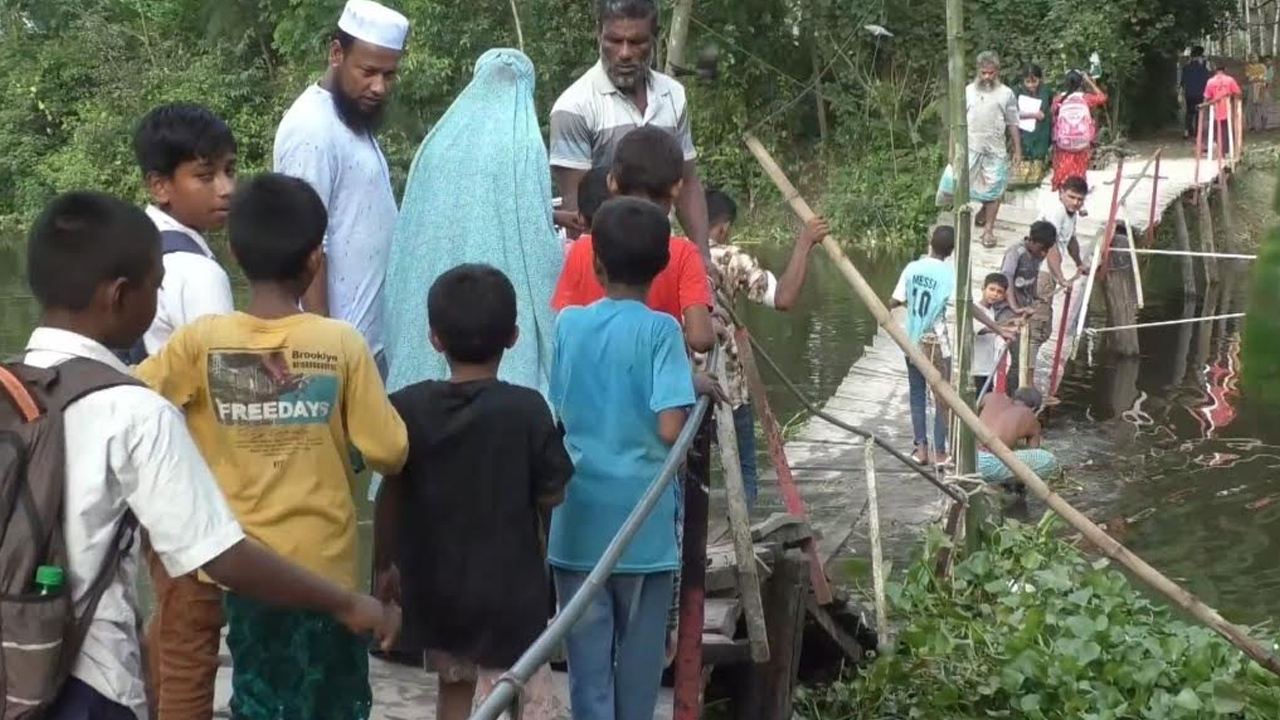 ৫০ বছর ধরে সাঁকোই ভরসা, জোটেনি একটি সেতু
