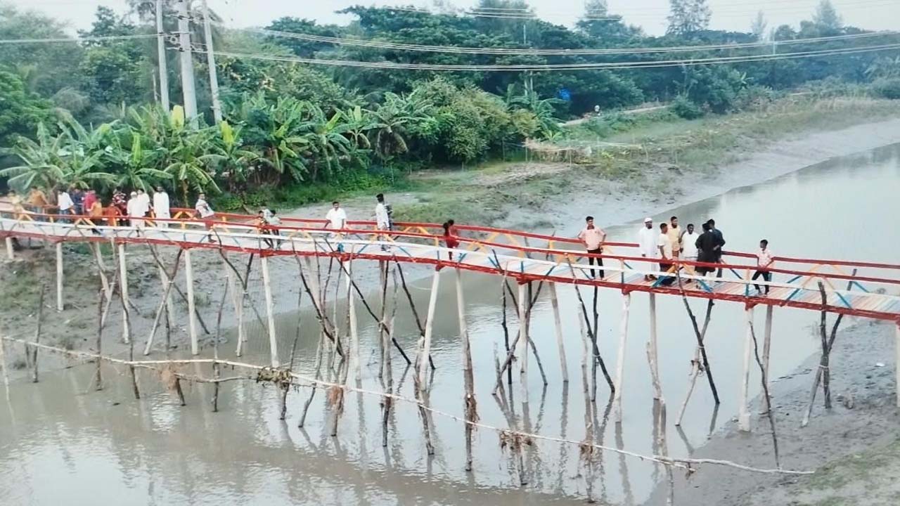 ৫০ বছরের দুর্ভোগ কমাল কাঠের সেতু, স্বস্তিতে তিন গ্রামের মানুষ