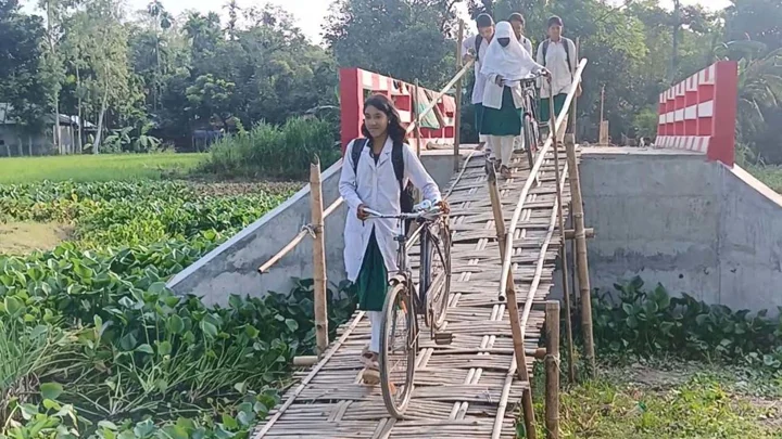 ২৯ লাখ টাকার সেতুতে নেই সংযোগ সড়ক, বাঁশের চাটাই দিয়ে পারাপার