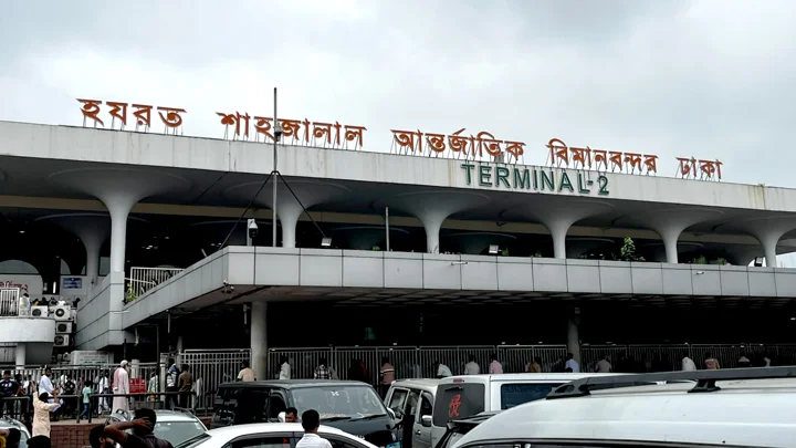 বিমানবন্দরে আনসার ও যাত্রীদের ধস্তাধস্তি, নেপথ্যে এক্সিট গেট দিয়ে প্রবেশে বাধা