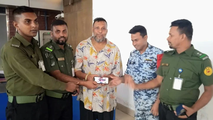 বিমানবন্দরে স্ক্যানার বেল্টের নিচ থেকে আইফোন উদ্ধার, প্রকৃত মালিককে হস্তান্তর