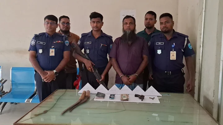 ফেসবুকে অস্ত্রের ছবি পোস্ট, বাড়িতে মিলল পিস্তল ও বিদেশি মুদ্রা