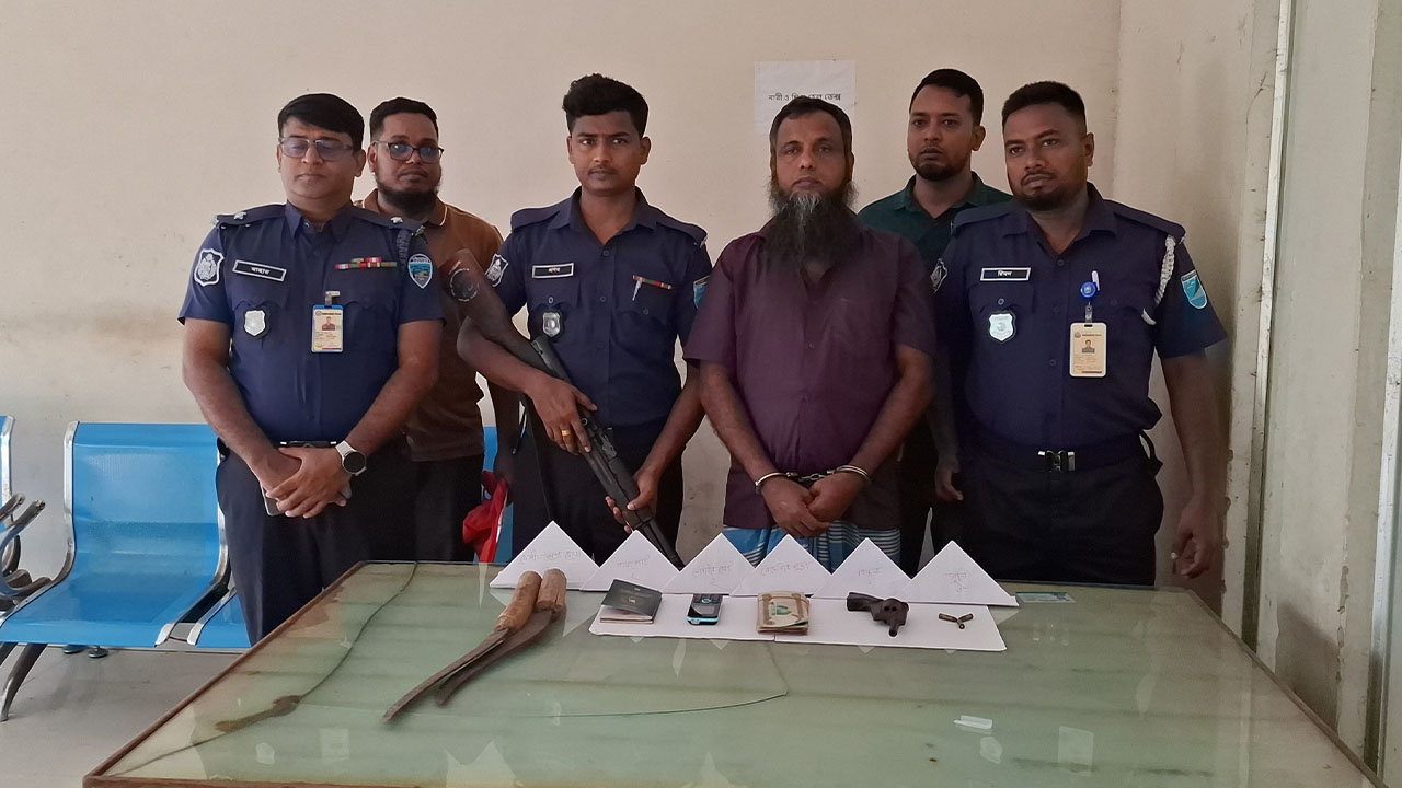 ফেসবুকে অস্ত্রের ছবি পোস্ট, বাড়িতে মিলল পিস্তল ও বিদেশি মুদ্রা