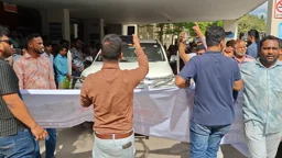 শরীয়তপুর প্রেস ক্লাবের সীমানাপ্রাচীর ভাঙচুর, ডিসির গাড়ি আটকে বিক্ষোভ