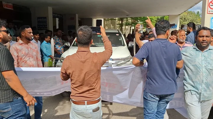 শরীয়তপুর প্রেস ক্লাবের সীমানাপ্রাচীর ভাঙচুর, ডিসির গাড়ি আটকে বিক্ষোভ