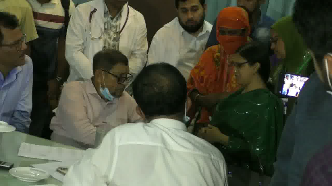 শারমিনের সঙ্গে কথা বলছেন স্বাস্থ্যামন্ত্রী। ছবি: এশিয়া পোস্ট