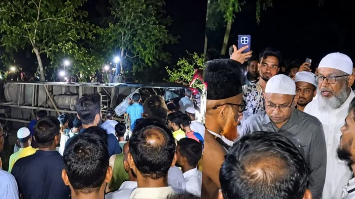 জামায়াতের লংমার্চ থেকে ফেরার পথে নিয়ন্ত্রণ হারিয়ে বাস খাদে, নিহত ১