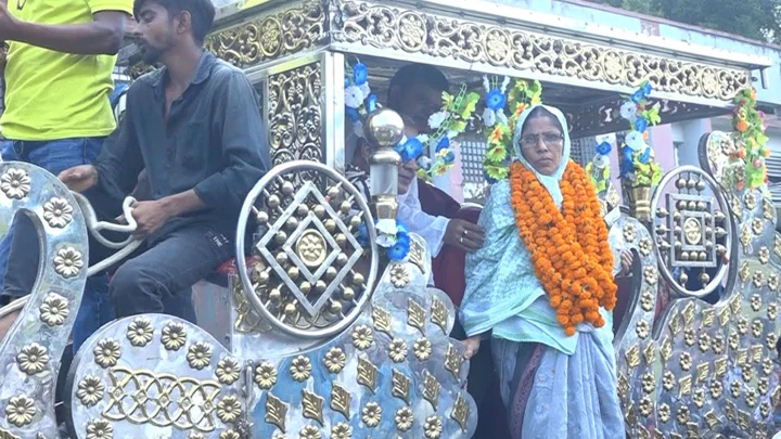 ঘোড়ার গাড়িতে ‘শেফালী খালাকে’ বিদায় দিলেন শিক্ষক-শিক্ষার্থীরা