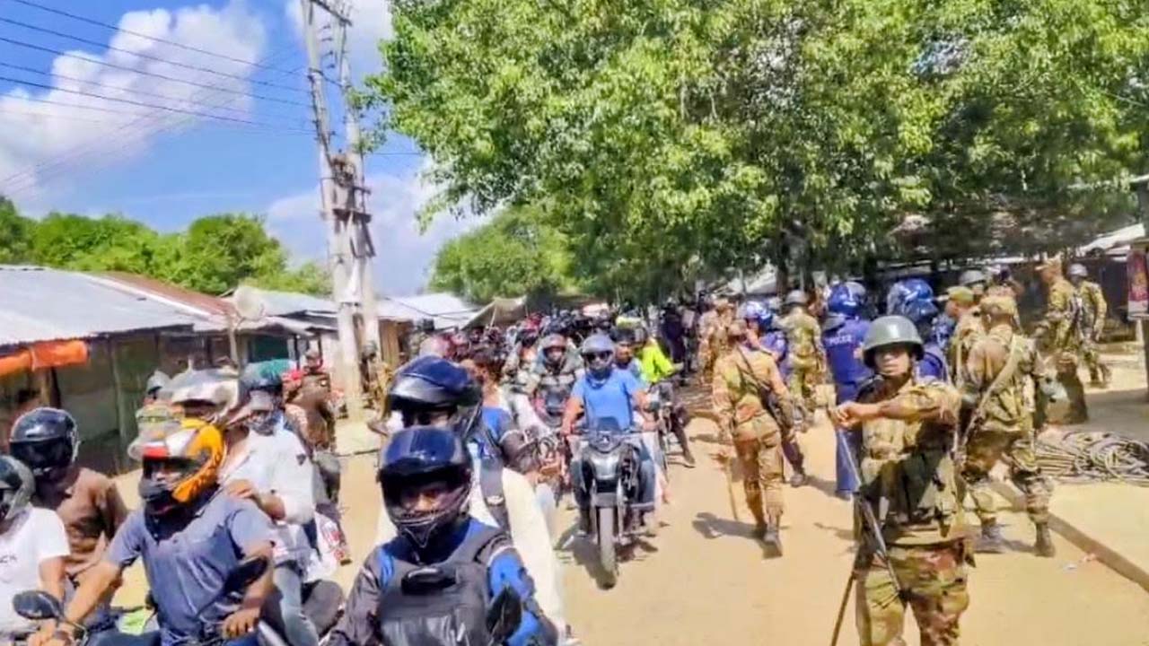 অবরোধকারীদের সরিয়ে দিচ্ছে সেনাবাহিনী। ছবি: এশিয়া পোস্ট