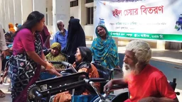 হুইলচেয়ার পেয়ে জেলা প্রশাসককে ‘মা’ ডাকলেন সাহা বানু