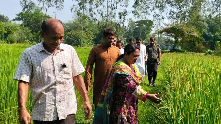 এশিয়া পোস্টে সংবাদ প্রকাশ, ২৫ জাতের ধান উদ্ভাবক সেই সেন্টুর বাড়িতে জেলা প্রশাসক